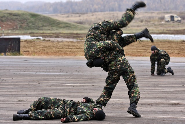 Các binh sỹ đặc nhiệm của Nga trình diễn khả năng võ thuật.